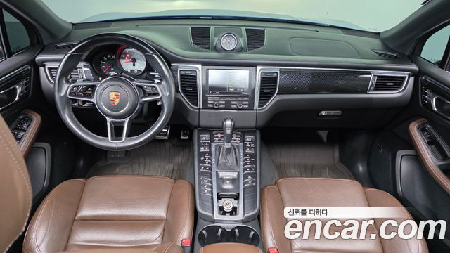 Porsche Macan — interior