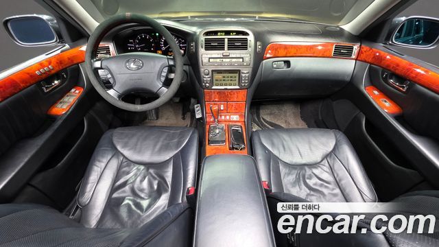 Lexus LS — interior
