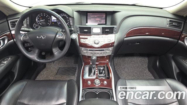 Infiniti M — interior