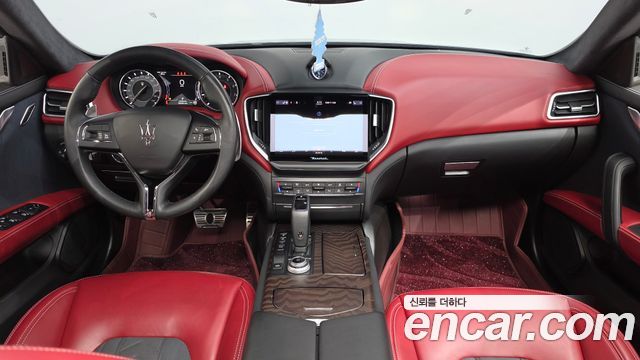 Maserati Ghibli — interior