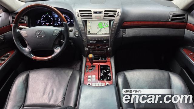 Lexus LS — interior