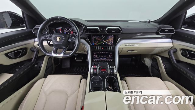 Lamborghini Urus — interior