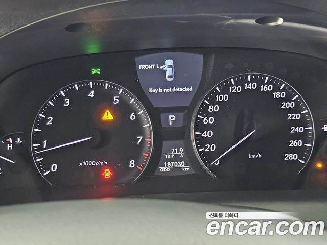 Lexus LS — interior