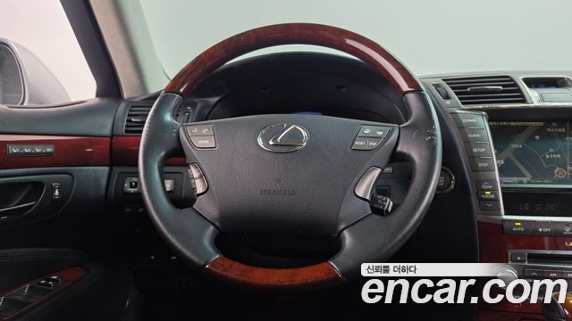 Lexus LS — interior