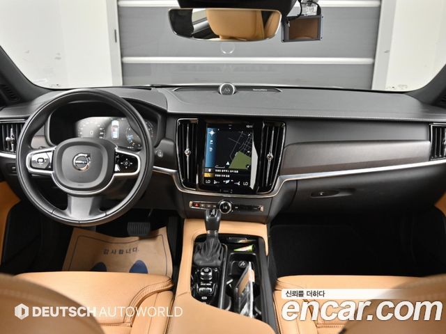 Volvo V90 — interior