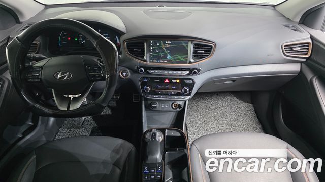 Hyundai Ioniq — interior