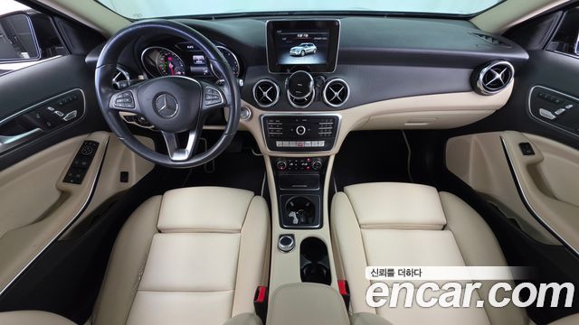 Mercedes-Benz GLA-Class — interior