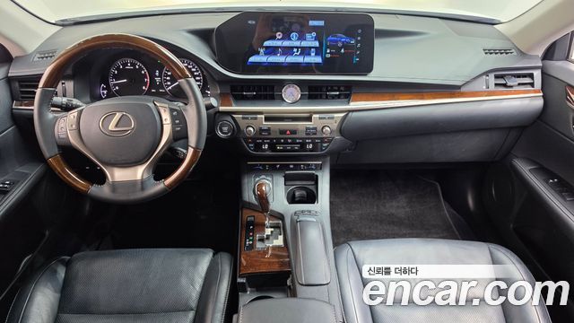 Lexus ES — interior