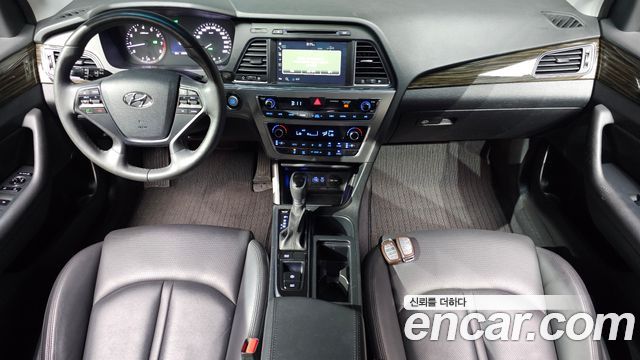 Hyundai Sonata — interior