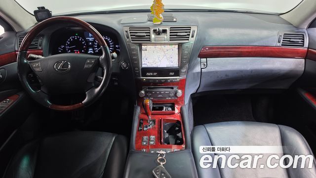Lexus LS — interior