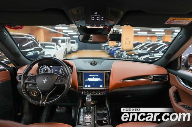 Maserati Levante — interior