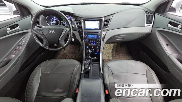 Hyundai Sonata — interior