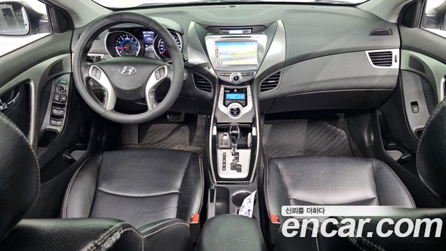 Hyundai Avante — interior