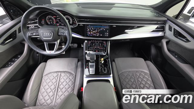 Audi Q7 — interior