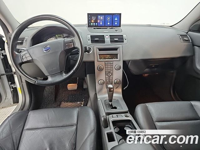 Volvo S40 — interior