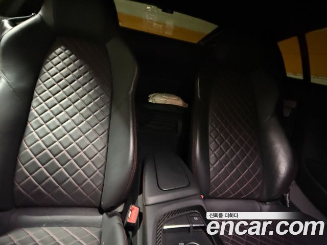 Audi R8 — interior