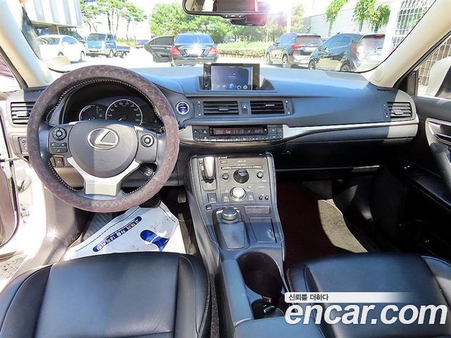 Lexus CT200h — interior