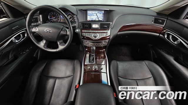 Infiniti Q70 — interior