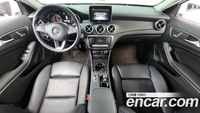 Mercedes-Benz GLA-Class — interior