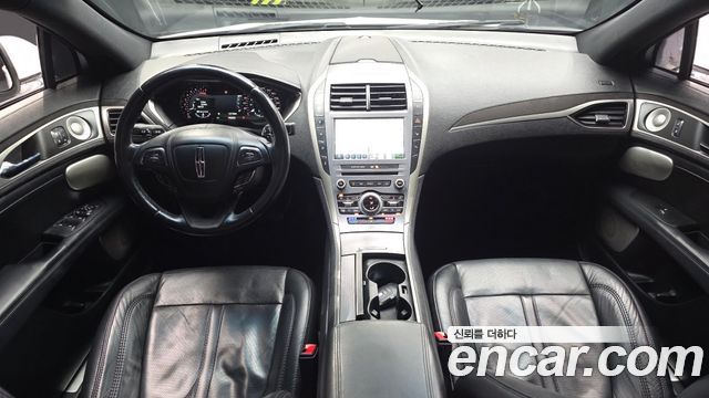 Lincoln MKZ — interior