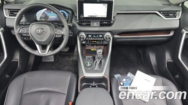 Toyota RAV4 — interior