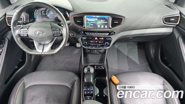 Hyundai Ioniq — interior