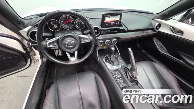 Mazda MX-5 MIATA — interior