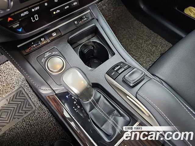 Lexus ES — interior