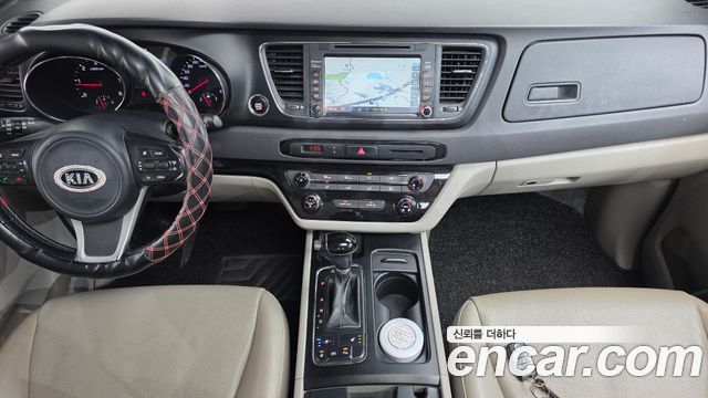 Kia Carnival — interior