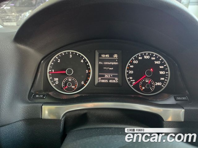 Volkswagen Tiguan — interior