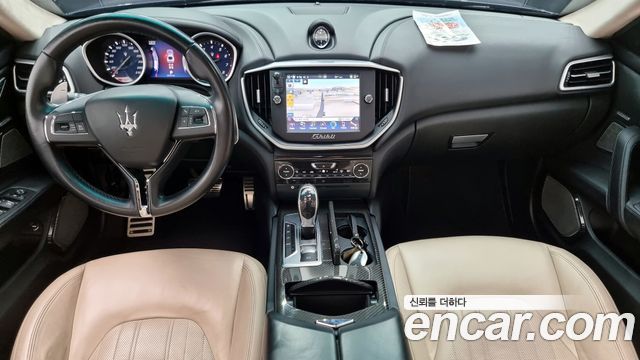 Maserati Ghibli — interior