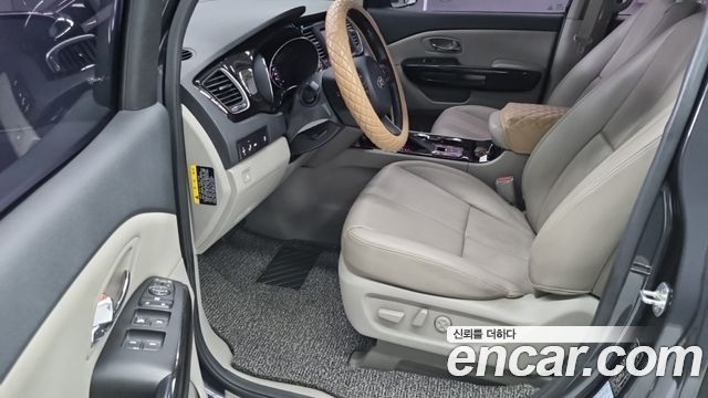Kia Carnival — interior