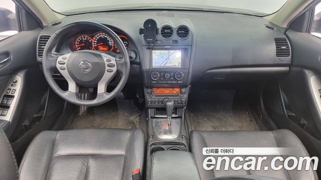 Nissan Altima — interior