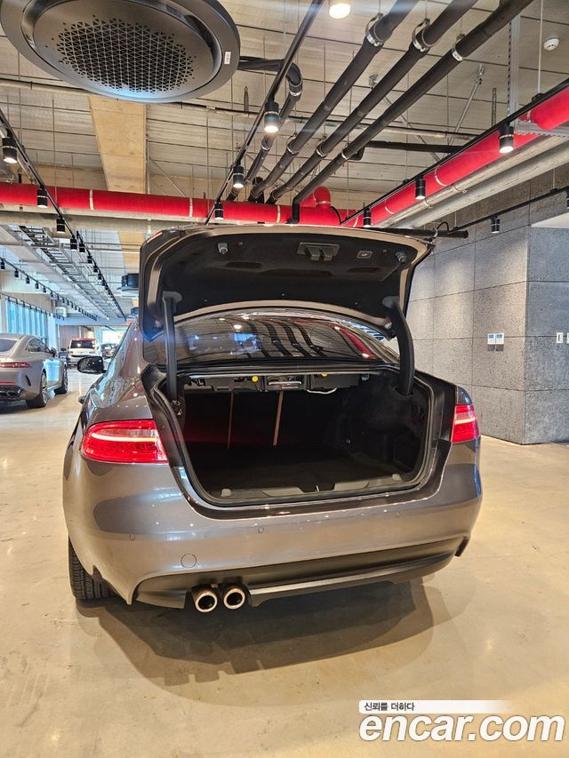 Jaguar XE — interior