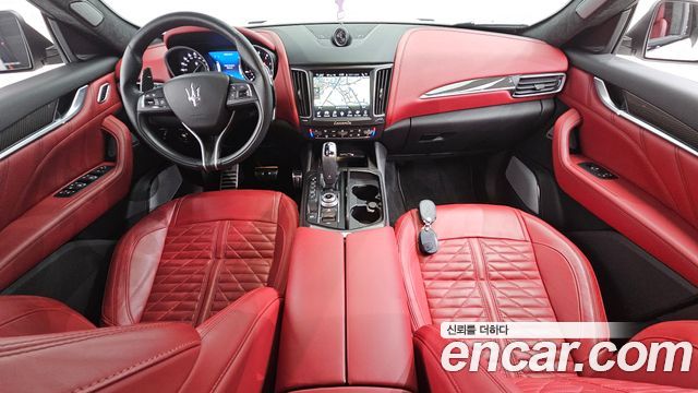 Maserati Levante — interior