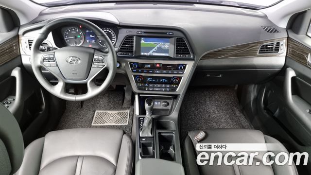 Hyundai Sonata — interior