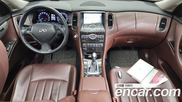 Infiniti QX50 — interior