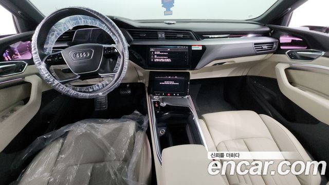 Audi e-tron — interior