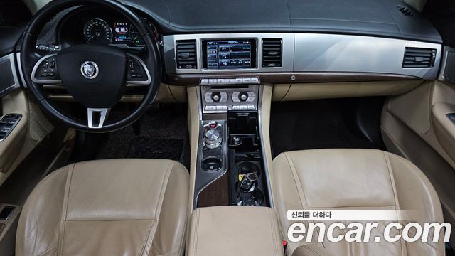 Jaguar XF — interior