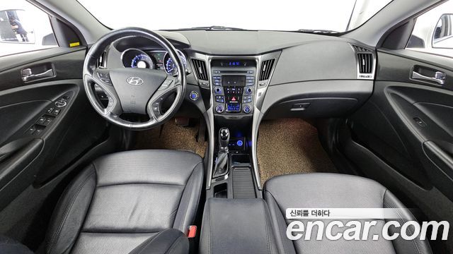 Hyundai Sonata — interior