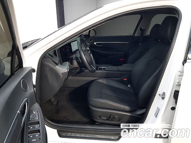 Hyundai Sonata — interior