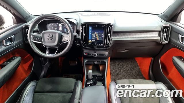 Volvo XC40 — interior