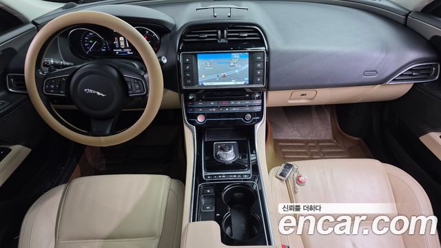 Jaguar XE — interior