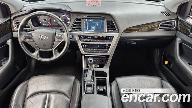 Hyundai Sonata — interior
