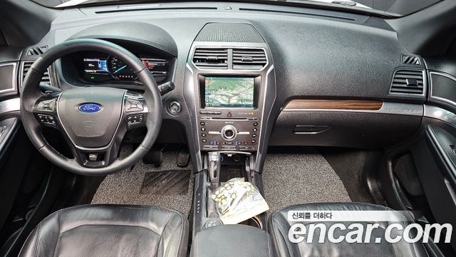 Ford Explorer — interior