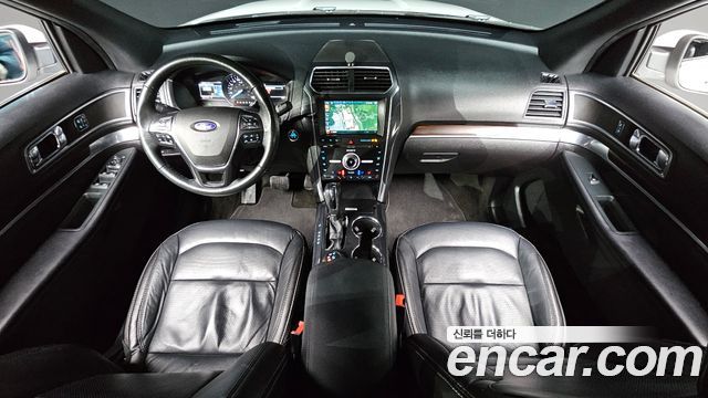 Ford Explorer — interior