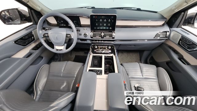 Lincoln Navigator — interior