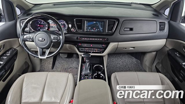 Kia Carnival — interior
