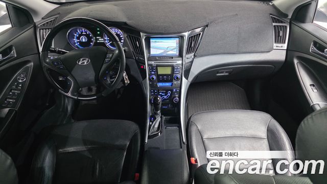 Hyundai Sonata — interior