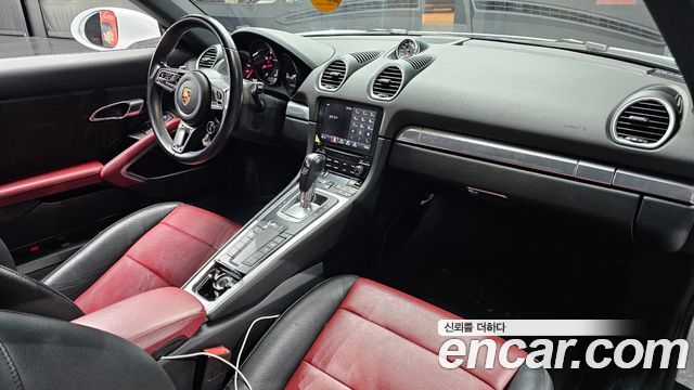 Porsche 718 — interior